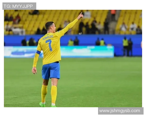 足球明星们的帽子选择与时尚风格解析